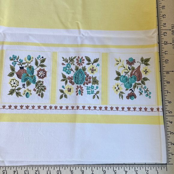 Vintage 1960s Yellow & White Tablecloth – Floral Border Print – 60” x 50” - Picture 5 of 14